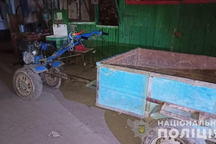Пьяные покатушки: из-за падения мотоблока с прицепом пострадали двое детей и их мать